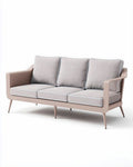 Beige bank met drie kussens en metalen frame voor woonkamer of terras