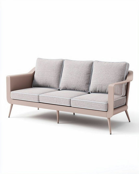 Beige bank met drie kussens en metalen frame voor woonkamer of terras